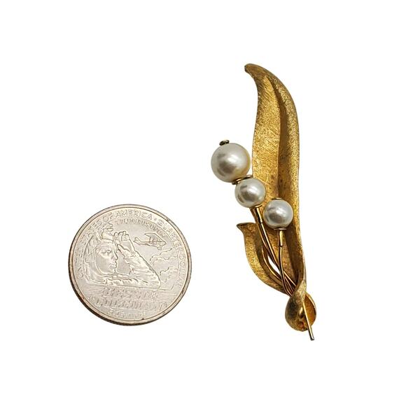 Retro Faux Pearl Brooch Brushed Gold Tone Leaf Roma Pin Vtg Mid Century Jewelry - Picture 2 of 5